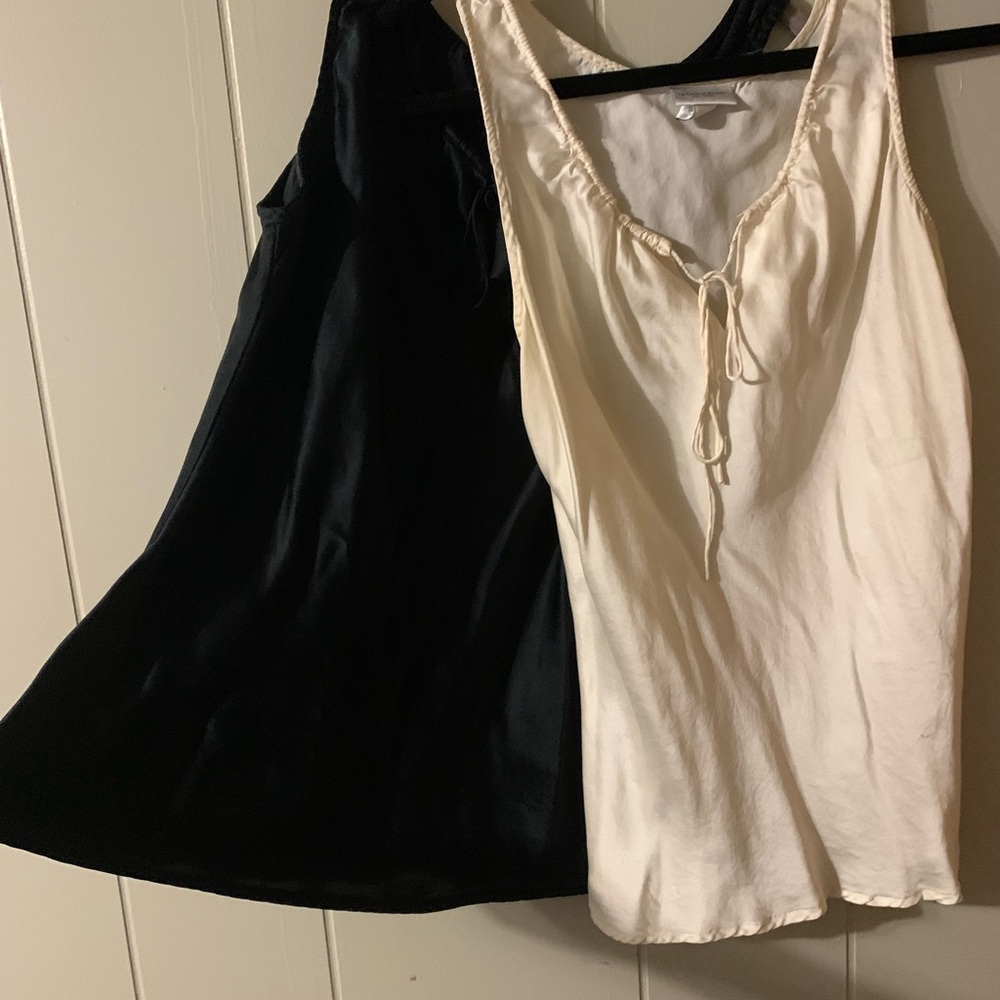 Bundle of 2 Isaac Mizrahi Sz XL tank/camisoles. Silky black and cream. EUC.